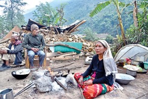 चिसो बढ्दैछ, त्रिपालको भरमा भूकम्प पीडित